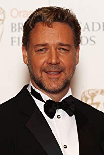 How tall is Russell Crowe?